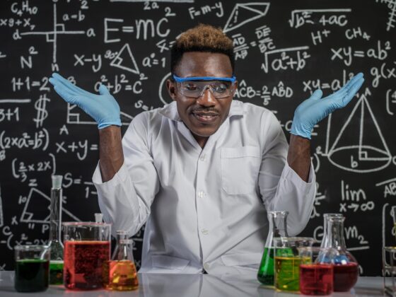 The scientists opened their hands on both sides and succeeded in the laboratory.